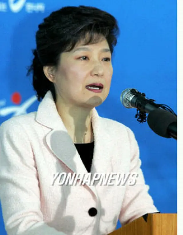 記者会見する朴槿恵代表＝２６日、ソウル（聯合）