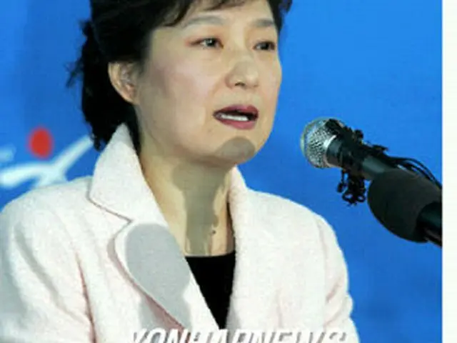 記者会見する朴槿恵代表＝２６日、ソウル（聯合）