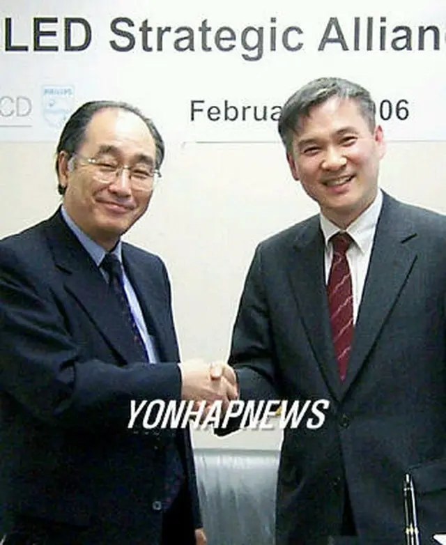 ＬＧフィリップスＬＣＤの河ヒョン会常務（右）と、コダック日本法人の小島佑介社長＝１５日、ソウル（聯合）