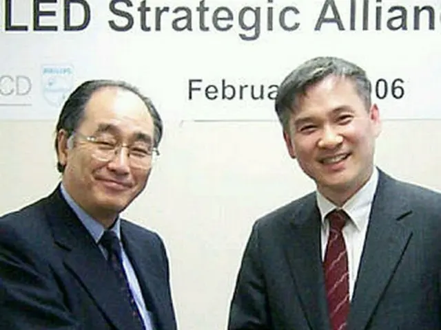 ＬＧフィリップスＬＣＤの河ヒョン会常務（右）と、コダック日本法人の小島佑介社長＝１５日、ソウル（聯合）