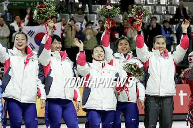 大会４連覇を成し遂げた韓国女子代表＝２２日、トリノ（聯合）