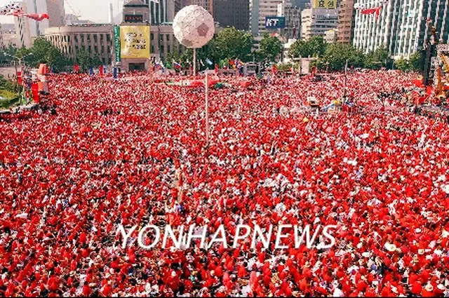 ２００２年のＷ杯当時に市庁前を埋め尽くした応援団＝（聯合）