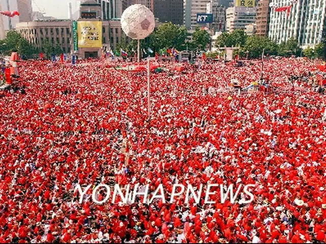 ２００２年のＷ杯当時に市庁前を埋め尽くした応援団＝（聯合）