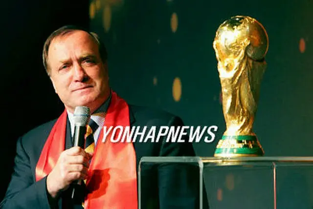 トロフィーを熱く見据えるアドフォカート監督＝２７日、ソウル（聯合）