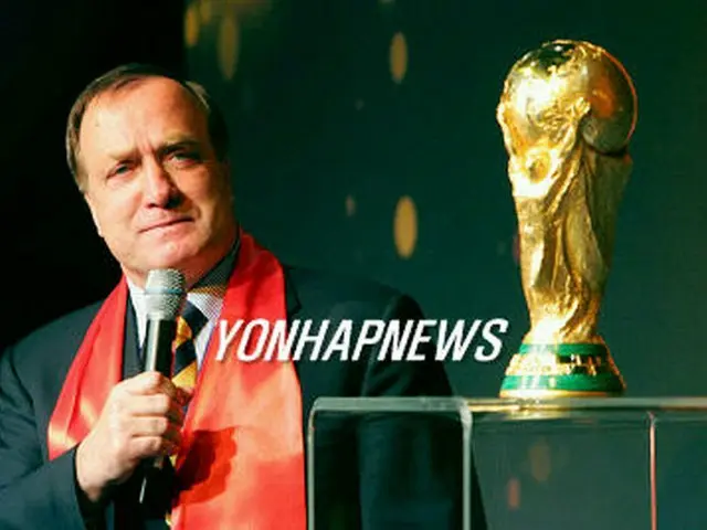 トロフィーを熱く見据えるアドフォカート監督＝２７日、ソウル（聯合）