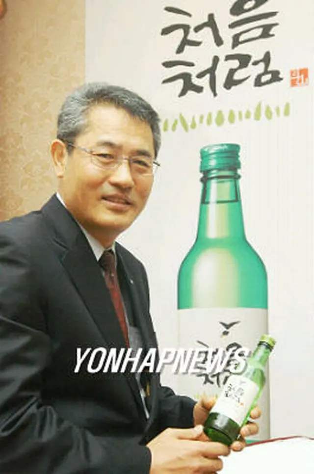 斗山の新製品「チョウムチョロム」と同社酒類ＢＧの韓基仙社長（聯合）