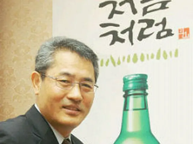 斗山の新製品「チョウムチョロム」と同社酒類ＢＧの韓基仙社長（聯合）