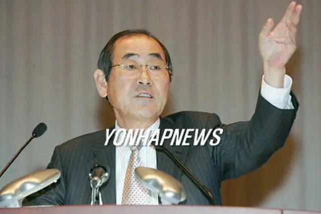 サムスン電子の株主総会を進行する尹鍾竜（ユン・ジョンヨン）副会長＝２８日、ソウル（聯合）