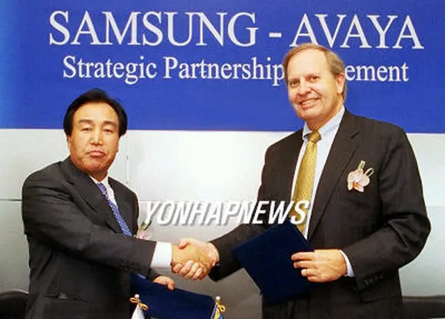 戦略的提携を結んだサムスン電子情報通信事業総括の李基泰社長と、アバイアのピーターソン会長＝１日、ソウル（聯合）