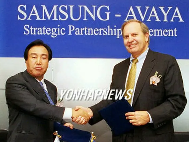 戦略的提携を結んだサムスン電子情報通信事業総括の李基泰社長と、アバイアのピーターソン会長＝１日、ソウル（聯合）