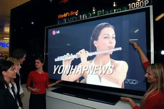 ＬＧ電子が展示する１０２インチのプラズマテレビ＝８日、ソウル（聯合）