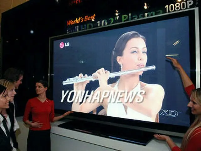 ＬＧ電子が展示する１０２インチのプラズマテレビ＝８日、ソウル（聯合）