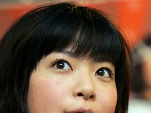 会見場でサックスを演奏して見せた上野樹里さん＝１０日、ソウル（聯合）