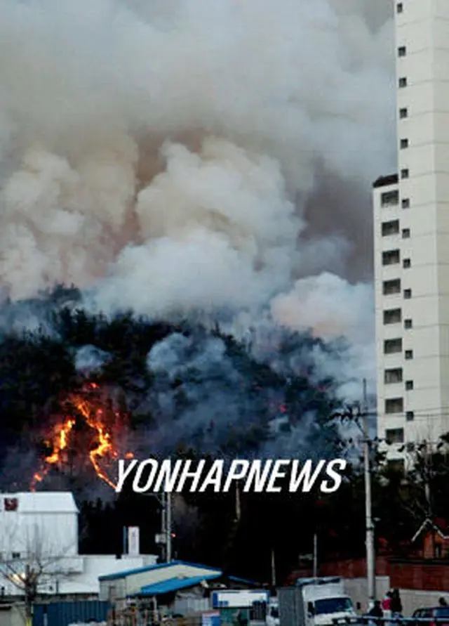 拡散を続ける八公山火災＝１３日、大邱（聯合）
