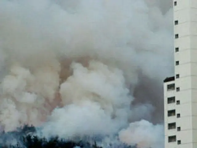 拡散を続ける八公山火災＝１３日、大邱（聯合）