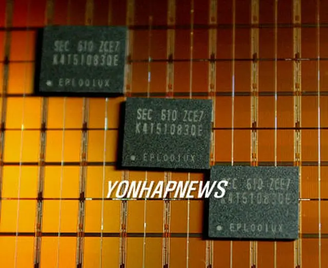 サムスン電子が量産を開始した８０ナノＤＤＲ２　ＤＲＡＭ＝１３日、ソウル（聯合）