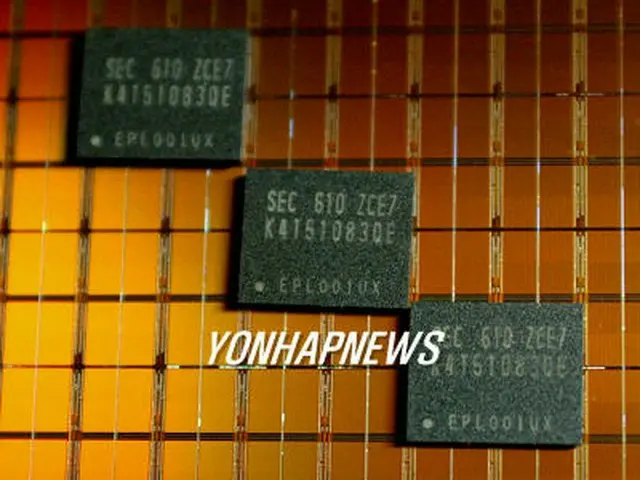 サムスン電子が量産を開始した８０ナノＤＤＲ２　ＤＲＡＭ＝１３日、ソウル（聯合）