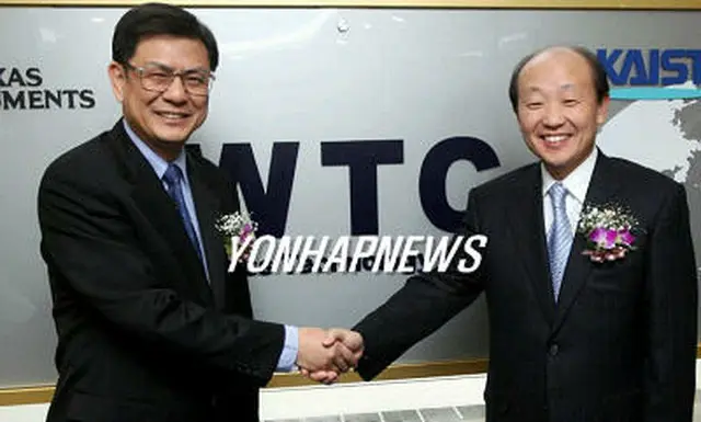 ソウル・三成洞の貿易センターで開かれた開所式で握手を交わす情報通信部の盧俊亨長官（右）とテキサス・インスツルメンツのアジア総括のチェン社長＝２８日、ソウル（聯合）