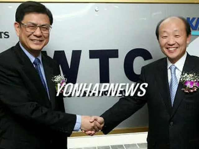 ソウル・三成洞の貿易センターで開かれた開所式で握手を交わす情報通信部の盧俊亨長官（右）とテキサス・インスツルメンツのアジア総括のチェン社長＝２８日、ソウル（聯合）