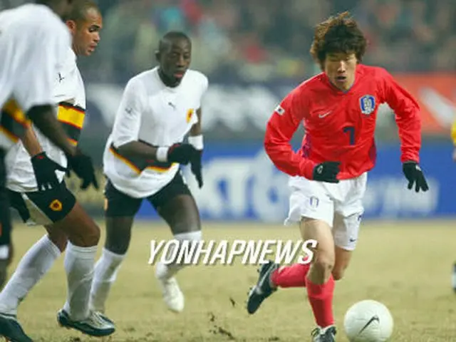 アンゴラとの親善試合でディフェンスを破りドリブルするパク・チソン選手＝２００６年３月（聯合）