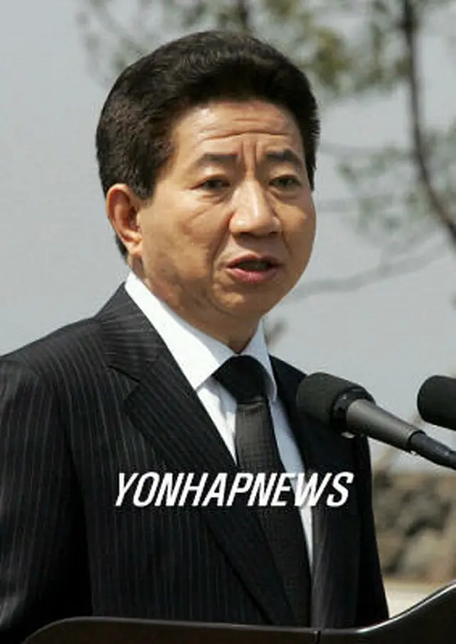 追悼辞を読む盧武鉉大統領＝３日、済州（聯合）