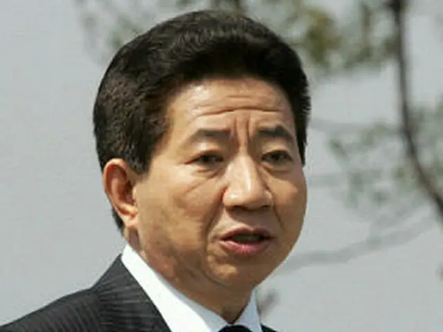 追悼辞を読む盧武鉉大統領＝３日、済州（聯合）
