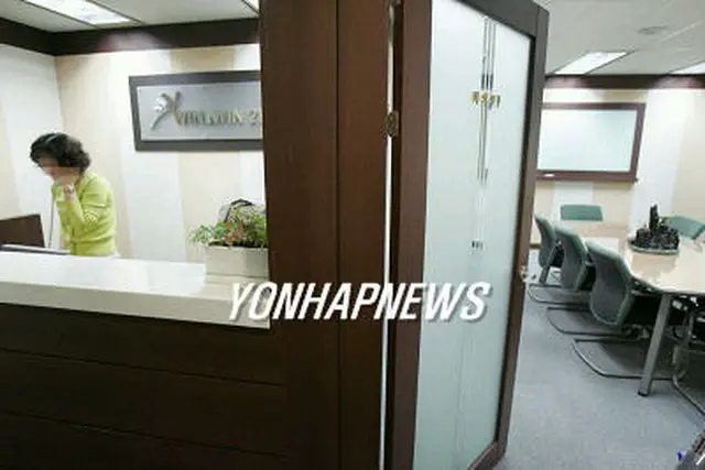 家宅捜索を受けた関係会社はひっそりとしている＝４日、ソウル（聯合）