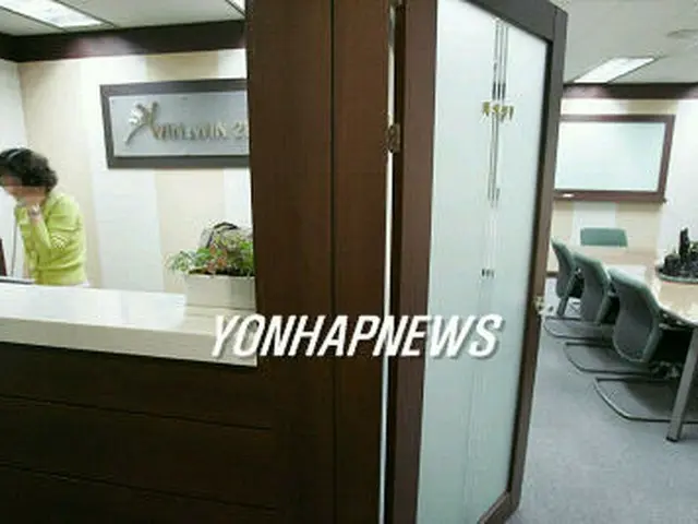 家宅捜索を受けた関係会社はひっそりとしている＝４日、ソウル（聯合）