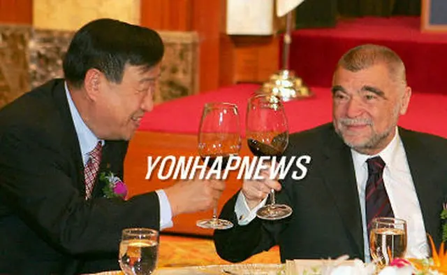 李熙範・韓国貿易協会会長と乾杯するメシッチ大統領＝６日、ソウル（聯合）