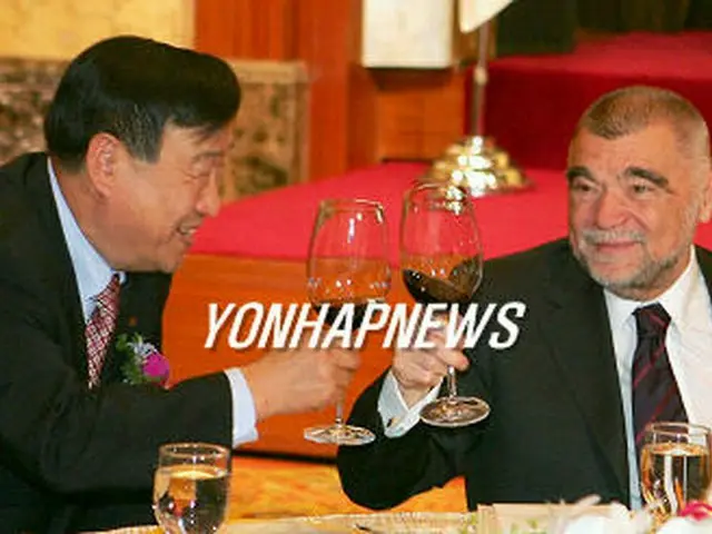 李熙範・韓国貿易協会会長と乾杯するメシッチ大統領＝６日、ソウル（聯合）