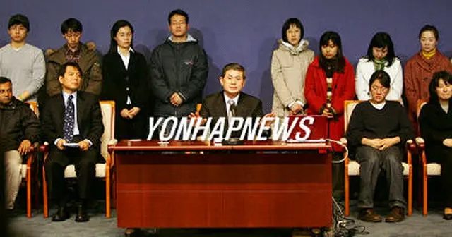 １月に行われた対国民謝罪生命発表での黄博士＝１２日、ソウル（聯合）