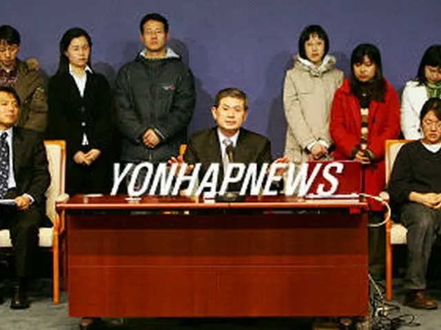 １月に行われた対国民謝罪生命発表での黄博士＝１２日、ソウル（聯合）