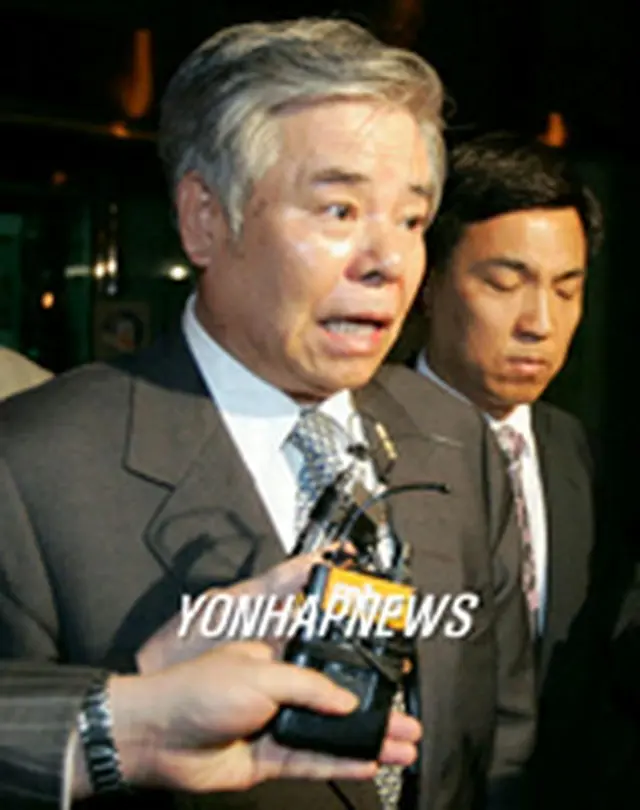 検察庁庁舎に姿を見せた朴相培容疑者＝２０日、ソウル（聯合）