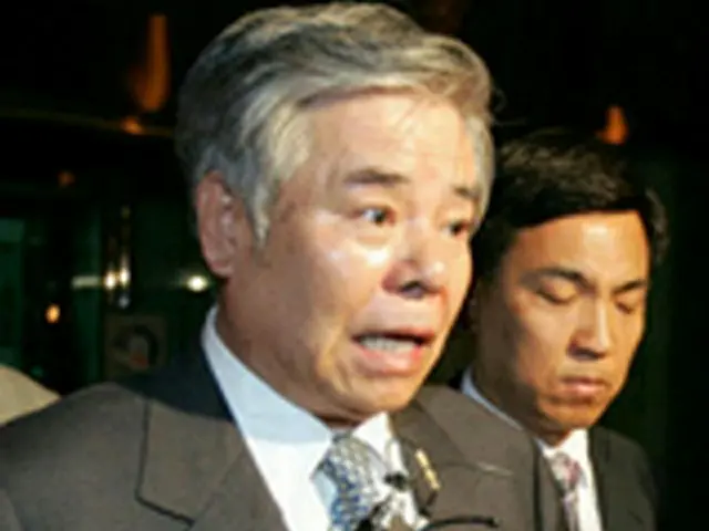 検察庁庁舎に姿を見せた朴相培容疑者＝２０日、ソウル（聯合）