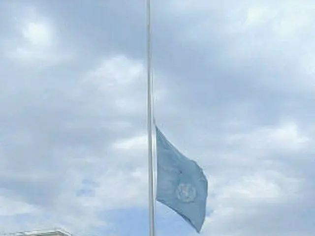 李鍾郁ＷＨＯ事務局長の急死を受け国連欧州本部には半旗が掲げられた＝２２日、ジュネーブ（聯合）