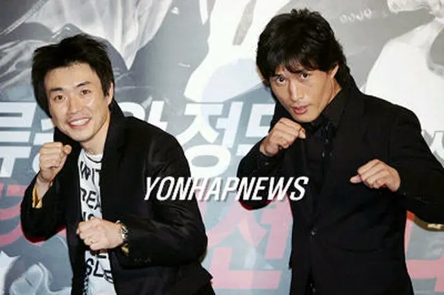 国内で開かれた試写会でポーズを取るリュ・スンワン(右)とチョン・ドゥホン＝8日、ソウル(聯合)