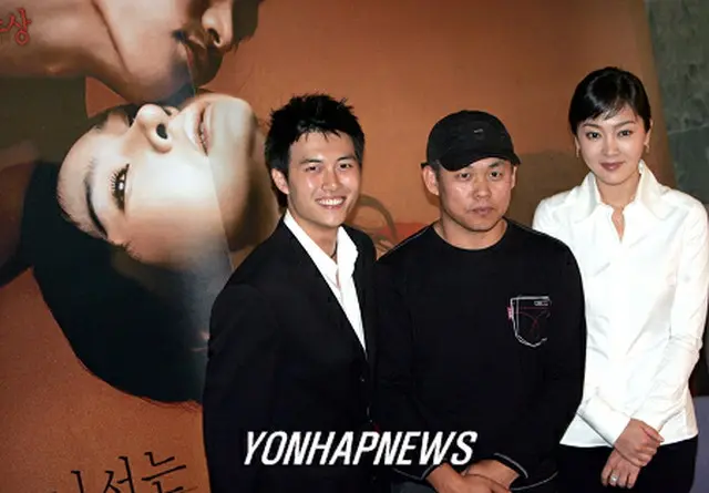 『うつせみ』試写会でのキム・ギドク監督（中央）と主演俳優＝2004、ソウル（聯合）