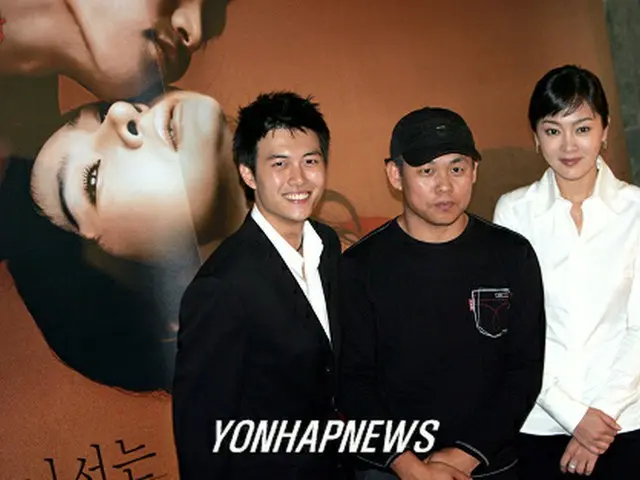 『うつせみ』試写会でのキム・ギドク監督（中央）と主演俳優＝2004、ソウル（聯合）