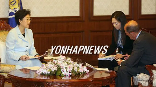 フィガロ紙のインタビューを受ける韓明淑首相＝７日、パリ（聯合）