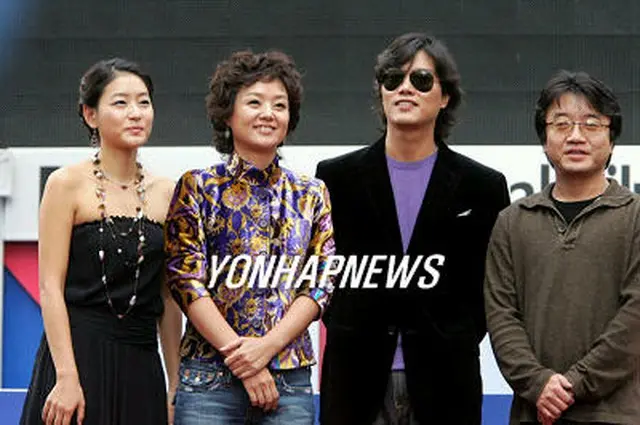 昨年の釜山国際映画祭に参加した出演者。左からパク・チンヒ、ペ・ジョンオク、パク・ヒスン、イ・ユンギ監督＝2005年、聯合