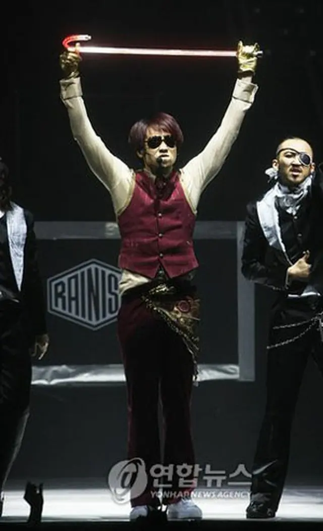 歌手Rain(ピ)が、生放送Mnetの＜M！ Count Down＞で熱唱している＝2008年10月30日、ソウル（聯合）
