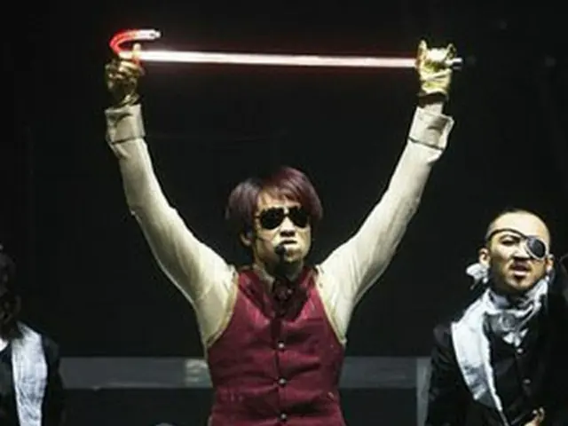 歌手Rain(ピ)が、生放送Mnetの＜M！ Count Down＞で熱唱している＝2008年10月30日、ソウル（聯合）