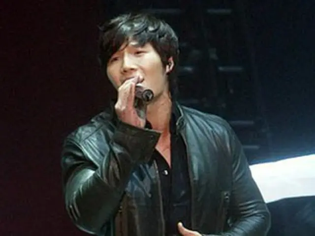歌手キム・ジョングクが、生放送Mnetの＜M！ Count Down＞で熱唱している＝2008年10月30日、ソウル（聯合）