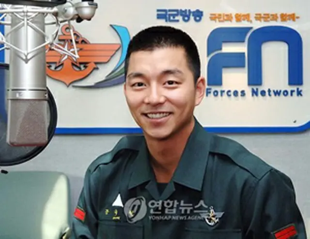 国軍放送でラジオDJを務めるコン・ユ（国軍放送提供）＝2日、ソウル（聯合）