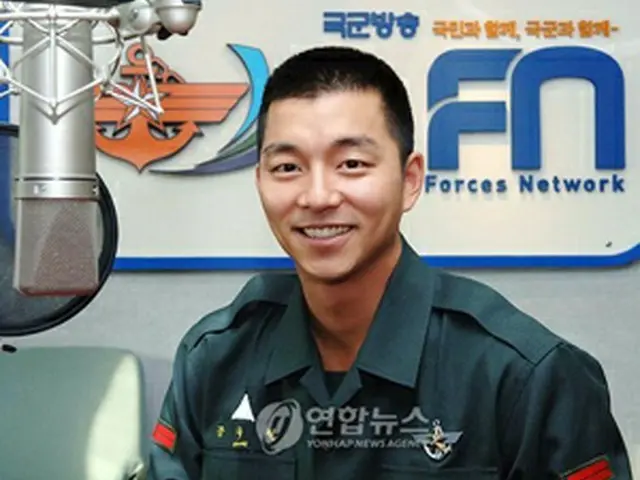 国軍放送でラジオDJを務めるコン・ユ（国軍放送提供）＝2日、ソウル（聯合）