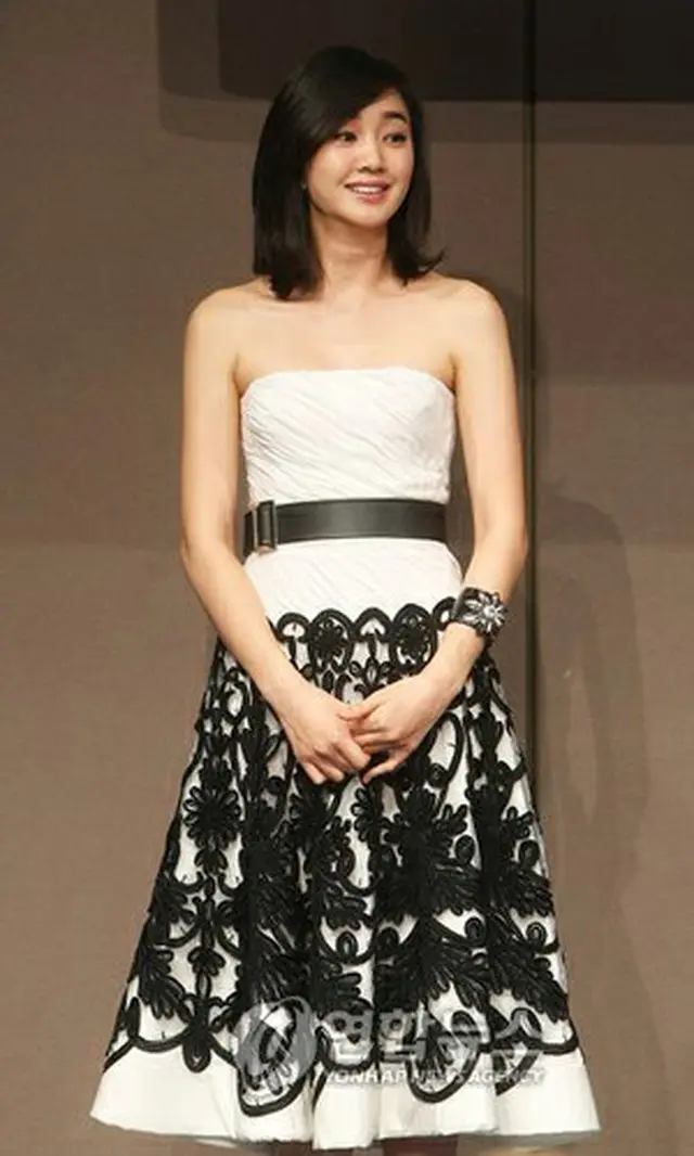 ＜映評賞授賞式＞で女優演技賞を受賞したスエ＝2008年11月6日、ソウル（聯合）