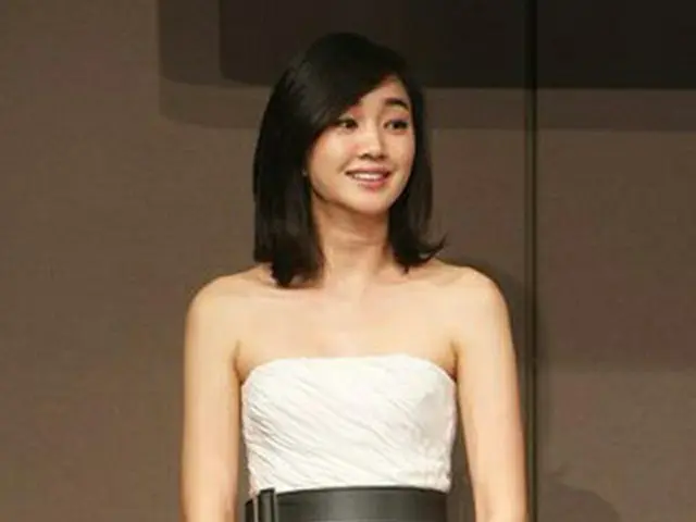 ＜映評賞授賞式＞で女優演技賞を受賞したスエ＝2008年11月6日、ソウル（聯合）