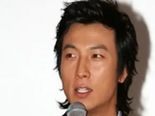 パク・コニョン公演中に負傷　決闘シーンで顔に剣