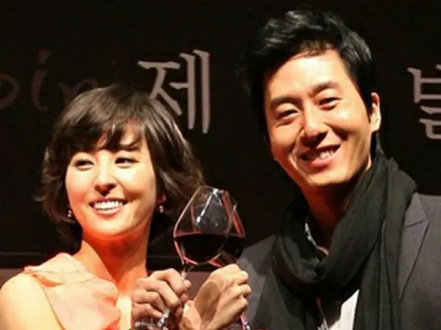SBSの新ドラマ『テルア』制作発表会で、主演のハン・イェジン（左）とキム・ジュヒョク＝2008年11月18日、ソウル（聯合）