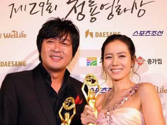 主演男優・女優賞のキム・ユンソクとソン・イェジン（スポーツ朝鮮提供）＝20日、ソウル（聯合）